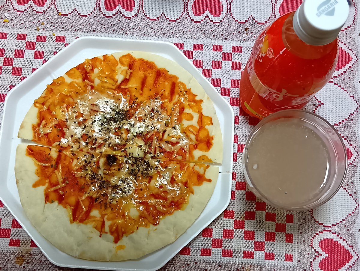 hir7148's tweet photo. 15日の夕飯は、仏様を送る御膳を用意したので、ほぼ、それと同じメニューです。
ちらし寿司、たら煮、なま酢、冷奴、わかめと卵のお吸い物。
16日から、気圧の変動で辛く、手抜きが続きます。味覚焼とトコロテン。
17日は、ピザとすもも炭酸。
18日は、冷食のメートソースとコーンスープ。 https://t.co/gEVoyKLizO