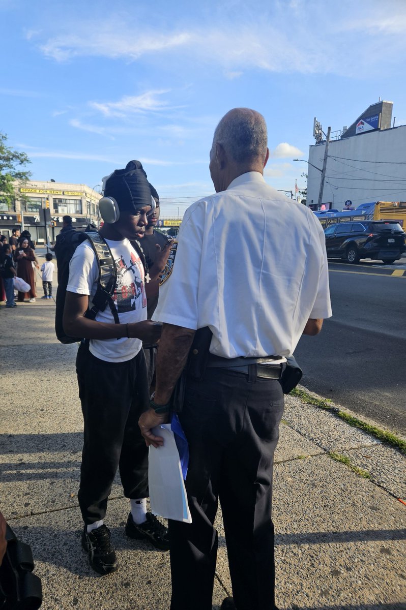 NYPD105Pct's tweet photo. Our Auxiliary Officers were in Queens Village to talk to pedestrians about street safety.  There are several things that can help you protect yourself such as making eye contact with the driver of large vehicles and looking both ways before crossing for vehicles and bicycles. https://t.co/PVzWWaOX86