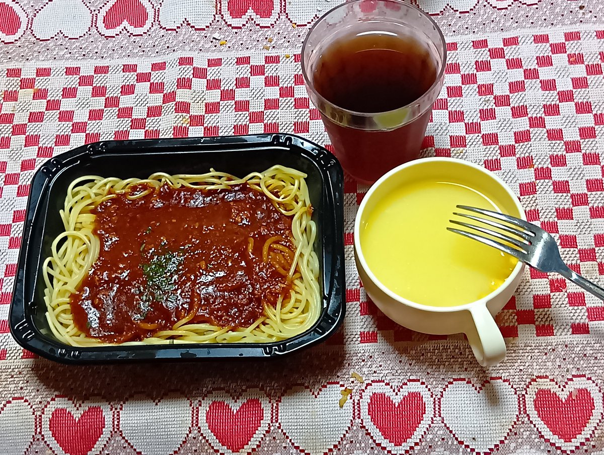 hir7148's tweet photo. 15日の夕飯は、仏様を送る御膳を用意したので、ほぼ、それと同じメニューです。
ちらし寿司、たら煮、なま酢、冷奴、わかめと卵のお吸い物。
16日から、気圧の変動で辛く、手抜きが続きます。味覚焼とトコロテン。
17日は、ピザとすもも炭酸。
18日は、冷食のメートソースとコーンスープ。 https://t.co/gEVoyKLizO