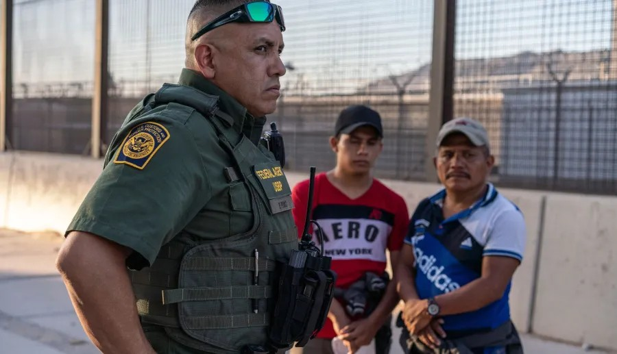 Erivlt's tweet photo. "imagina que rechazas a los griingos pochos tanto que se acaban enlistando a ICE y odiando a los latinos"

Bueno, el punto es que no tengo que imaginar nada, ya lo hacen como cualquier griingo: https://t.co/bE3pCKR73m