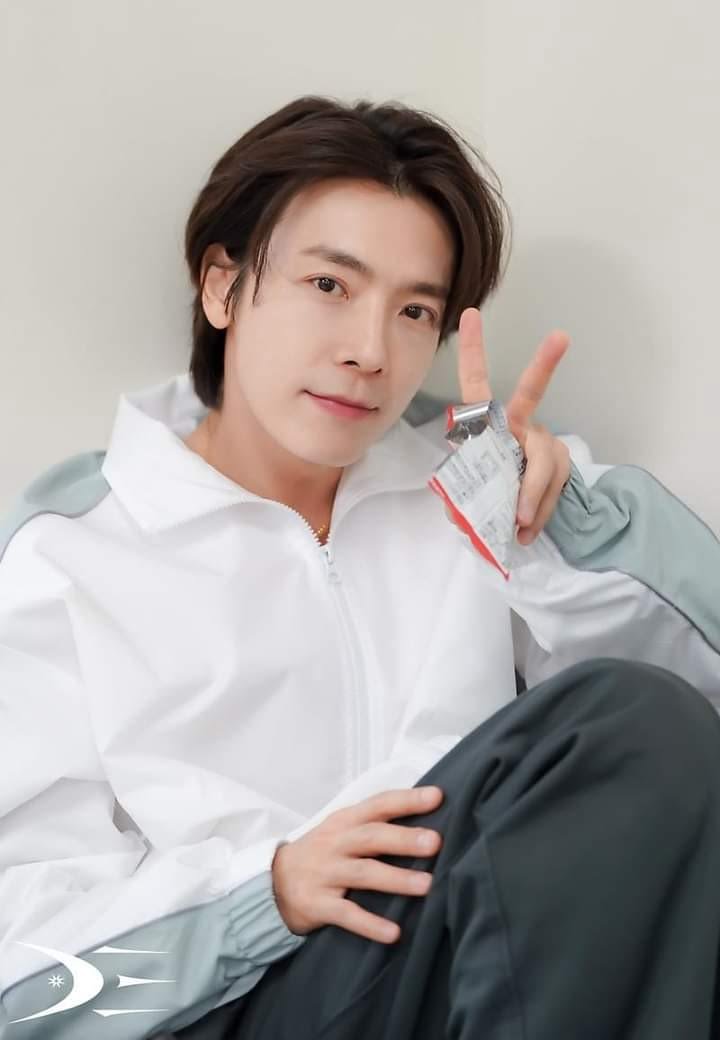 vanguardshift's tweet photo. Hello! Good evening, moots. 
Jace is on temporary swap as Lee Donghae! 
Say hi? https://t.co/biEmuIfcMa