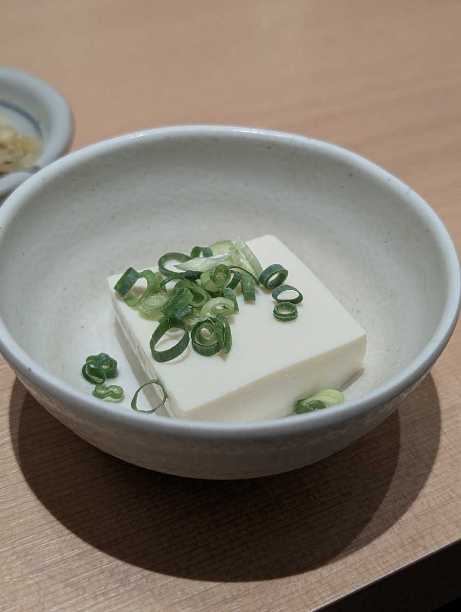 uedax_'s tweet photo. やよい軒の豆腐が半分サイズになってる⋯
ゆるせねぇ https://t.co/l9tOinWblK