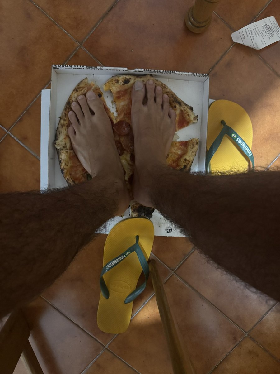 Master_Marte_'s tweet photo. 🦶🏻🍕 https://t.co/BA9X4qgdwA