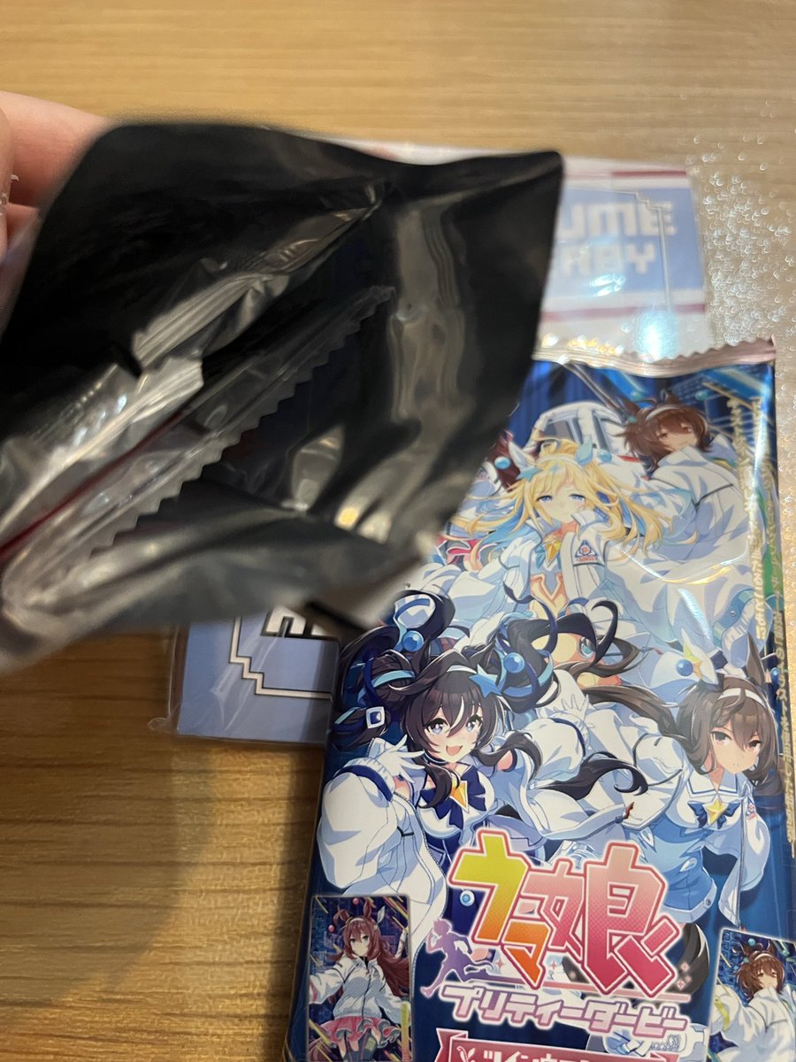 saito_DO's tweet photo. アーモンドアイ！！
今のお菓子って凄いね、全部個包装。
お菓子のクズ粉がまぶされたビックリマンシールを取り出していた頃が懐かしい。 https://t.co/6PhJqcEcW5