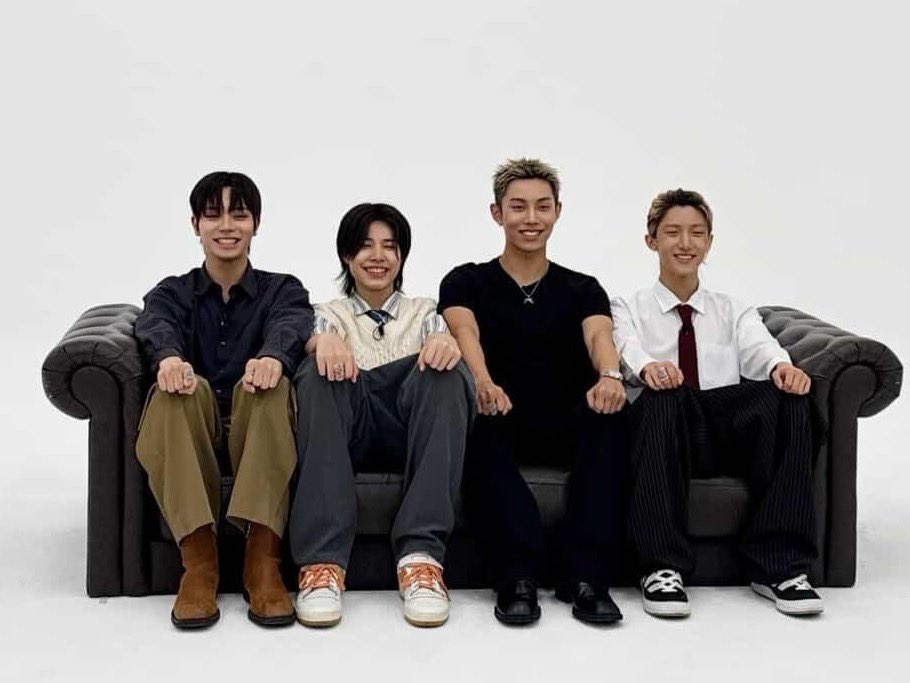 anchanspace's tweet photo. The LNGSHOT family photo evolution... 🥺😭🫶🏻

2025                                                    2026 https://t.co/rGPY8kk5cX