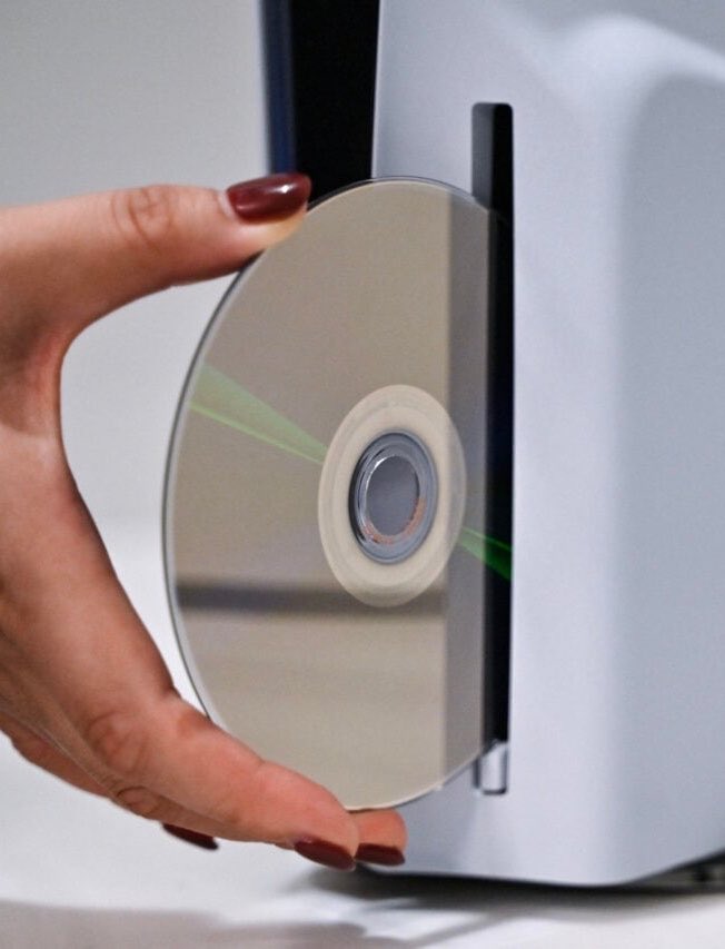 TheGameVerse's tweet photo. Former PlayStation boss Shuhei Yoshida on Sony killing physical media:

“I don’t understand if it’s such a big issue.”

He says physical games already require patches and updates, but admits losing physical would be “a shame” for collectors. https://t.co/Joo0STXvEq