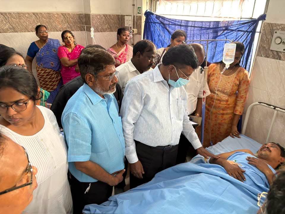 thirumaofficial's tweet photo. தமிழ்த்தேசிய எழுச்சி மாநாட்டுக்கு வரும் வழியில் அச்சரப்பாக்கம் அருகே வாகன விபத்துக்குள்ளாகி மருத்துவமனையில் அனுமதிக்கப்பட்டு சிகிச்சை பெற்று வரும் சென்னை துறைமுகம் தொகுதி மாவட்ட செயலாளர் முகிலன் உள்ளிட்ட தோழர்களை சந்தித்து நலன் விசாரித்து ஆறுதல் கூறினேன். https://t.co/YcIEyxrcoJ