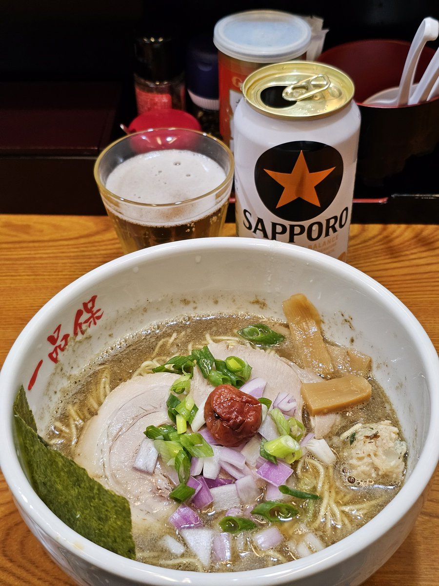 susepoti's tweet photo. 中華そば（セメント）＋ビール@一品保
灘温泉六甲道にて休憩した後は三宮でラーメン♨️🍜まずはビールで乾杯！温泉後のビールが美味しい😁🍻セメントといっても割とあっさりした煮干スープは濃密なイリコの旨味を楽しめて美味しい🐟軟骨入りのつくねや梅干しなどトッピングもレベルが高くて大満足✌ https://t.co/XbKZuDRU36
