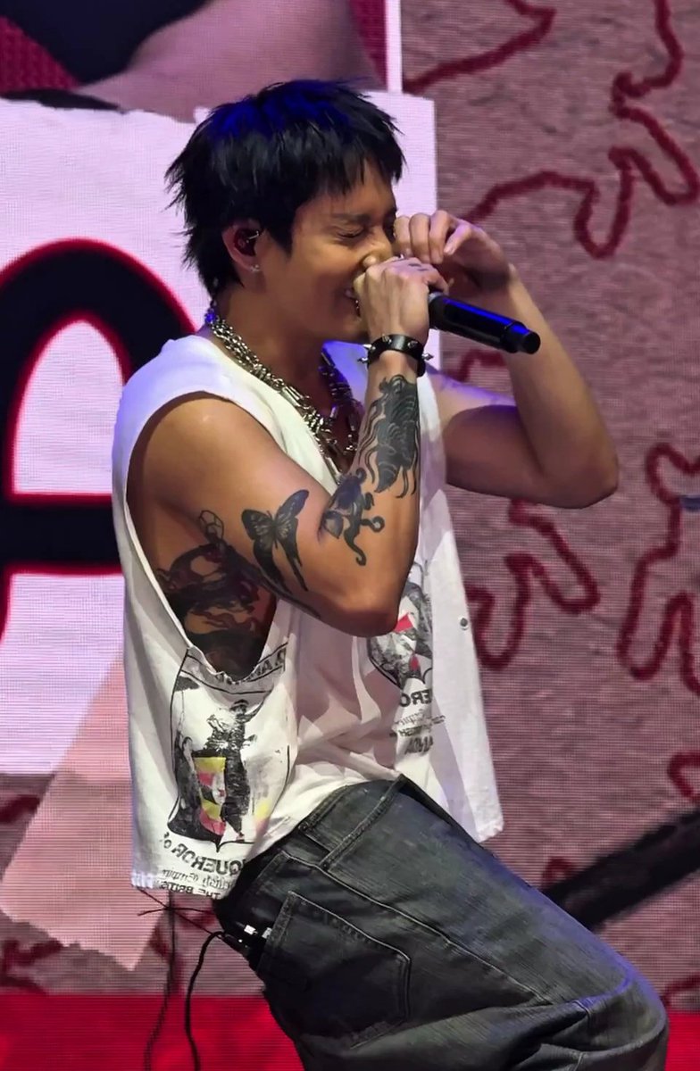 svafjs_eyin's tweet photo. kitang kita yung dragon tattoo ni ken tapos nagpapacute siya HAHAHAHAHAHAHAHA SAYANG TATTOO MO PAR

SB19 TOGETHER IN YOKOHAMA
@SB19Official #SB19
#SB19FanmeetInJapan https://t.co/YFvvxpW70V