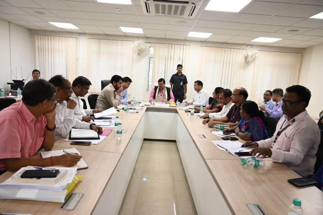 scertbihar's tweet photo. आज माननीय शिक्षा मंत्री श्री मिथिलेश तिवारी ने @scertbihar के पदाधिकारियों के साथ समीक्षा बैठक की। इस दौरान माननीय मंत्री ने शिक्षा की गुणवत्ता सुधारने, शिक्षक प्रशिक्षण को मजबूत करने और विद्यार्थियों के सर्वांगीण विकास के लिए कई महत्वपूर्ण निर्देश दिए। 
#BiharEducationDept https://t.co/6tJn53vYMm