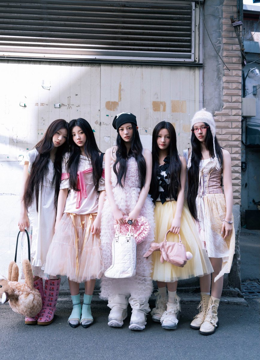 theillitnews_'s tweet photo. ILLIT is ranked #5 among artists predicted to appear at the 2026 77th NHK Kohaku Uta Gassen.

The higher on the list, the more likely they are predicted to appear. With ILLIT’s strong chart performance in Japan this year, we hope to see them invited again!

#ILLIT #아일릿 https://t.co/KcGV0ldAHb