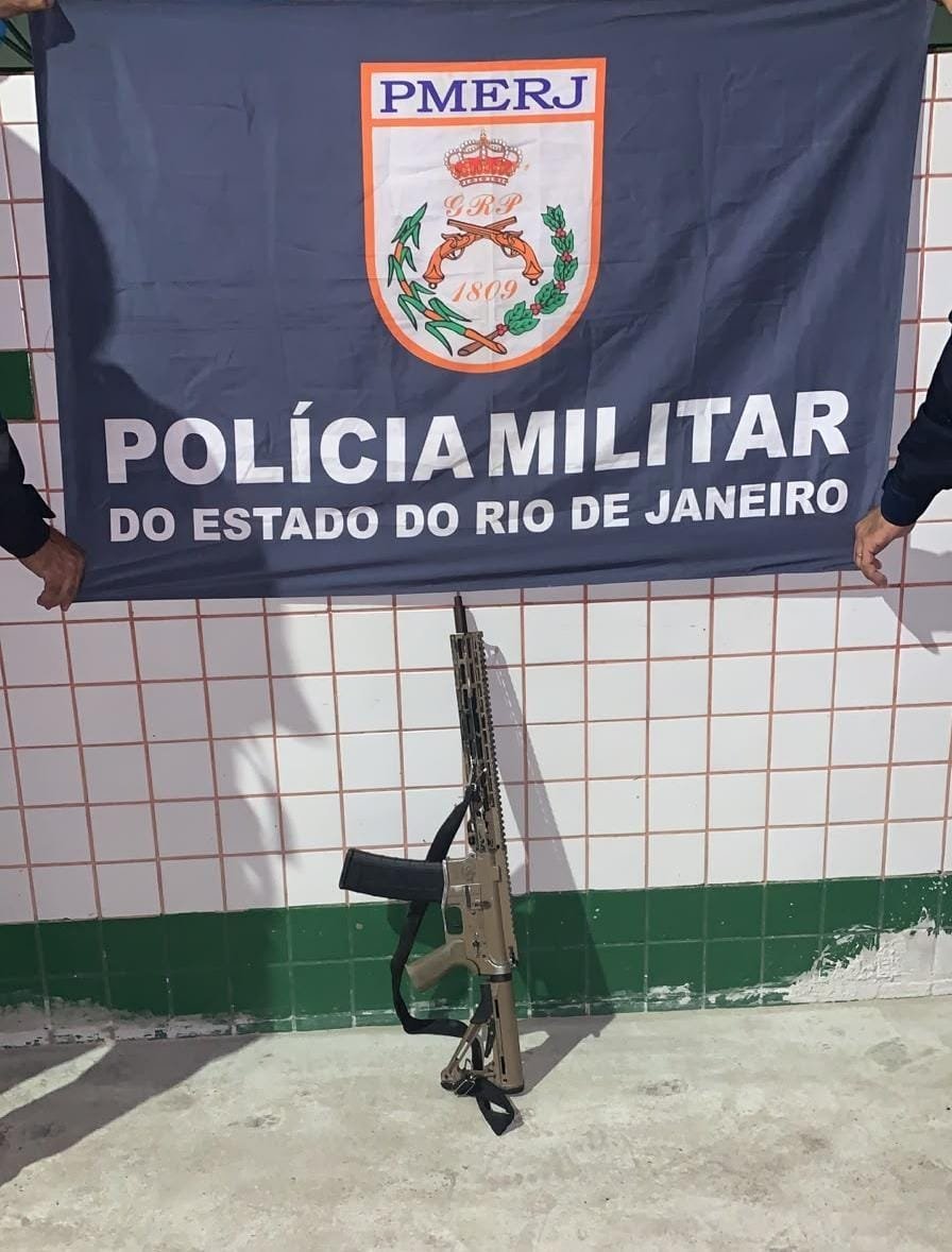 RjMilicia's tweet photo. Gardênia Azul, Jacarepaguá 
Deu ruim para o traficante PQD da Gardênia.
O traficante PQD morreu nessa manhã em confronto com a Polícia, PQD era um dos puxadores de guerra da comunidade. O traficante BMW frente da Gardênia, continua escapando das operações. https://t.co/pqdJjOsvpx
