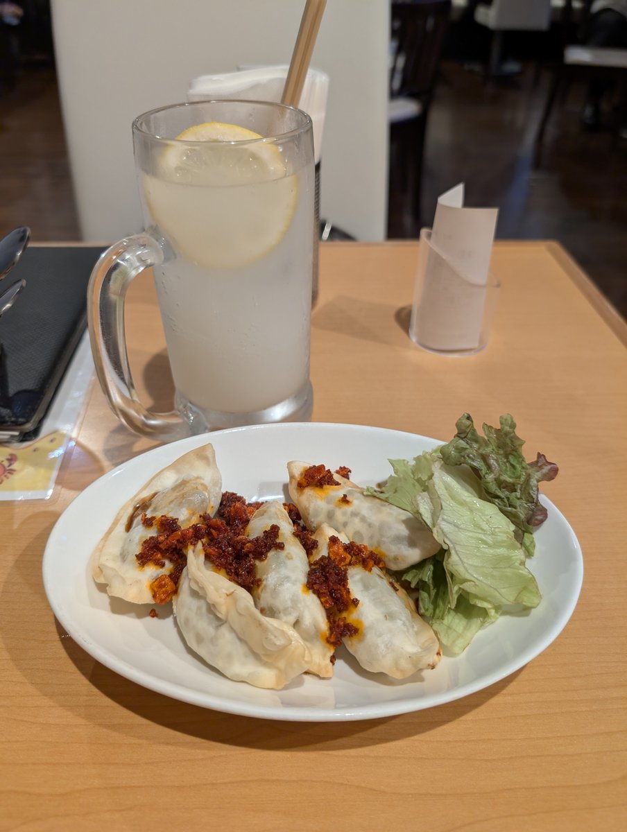 drf924's tweet photo. 秋葉原ハニハニでりずさんのバースデー😊僕の中では遅番カウンターのイメージなんですよね。でも、ホールでも見かけたり。つまりしごできメイドさん。りずさんお誕生日おめでとうございます🎉🎂
#秋葉原
#メイドカフェ
#ハニーハニー
#honeyhoney
#バースデーイベント
#BDEV https://t.co/7KQFeTJXlr