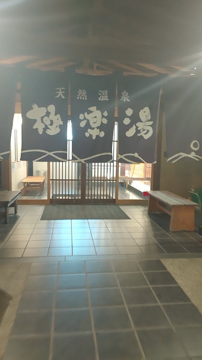 tsubametaro's tweet photo. 川から打ち上がるわ、川に向かって打ち上がるわで圧巻でした。
駐車場からの撤退も早かったので温泉行けた https://t.co/hRNMOoj3Il