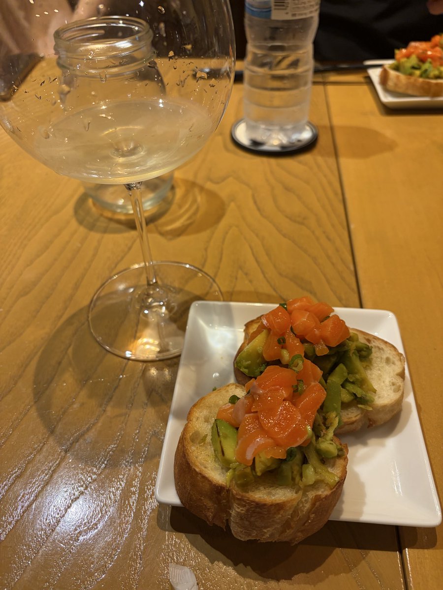 tabe_moe's tweet photo. 都合つかず、久しぶりになってしまったIさんワイン会🍷
ナチュナチュワインや鬼酸っぱワインなど、自分ではまず選ばないものが多くて大変楽しい会でした！
これだからワインって面白い〜☺️ https://t.co/4HTCz9zO6v