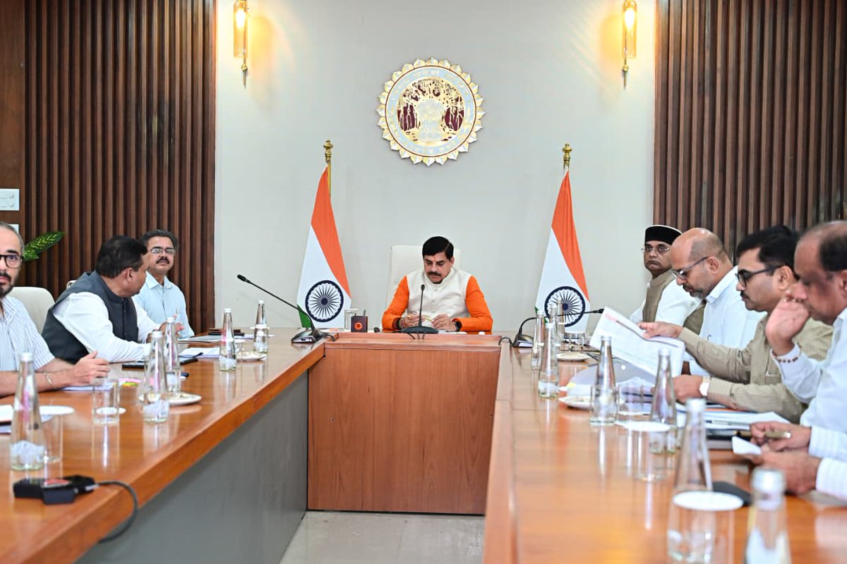 CMMadhyaPradesh's tweet photo. मुख्यमंत्री डॉ. मोहन यादव ने निवास स्थित समत्व भवन में राष्ट्रीय डेयरी विकास बोर्ड (NDDB) के साथ संपादित अनुबंध के अंतर्गत गठित स्टेयरिंग कमेटी की समीक्षा बैठक की। इस दौरान मुख्यमंत्री डॉ. यादव ने संबंधित अधिकारियों को आवश्यक दिशा-निर्देश दिए।

@DrMohanYadav51 @mp_husbandry #CMMadhyaPradesh #NDDB