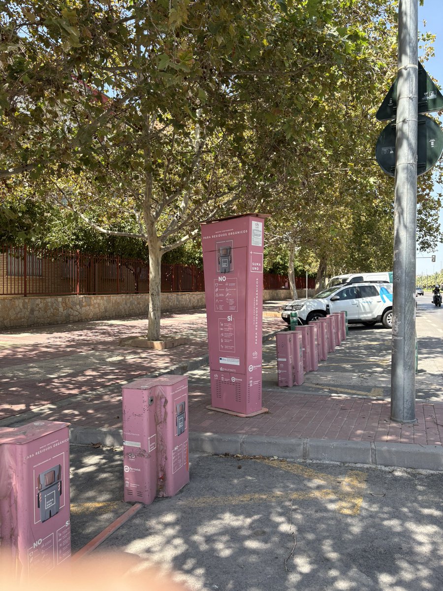 RegionMurcia45's tweet photo. Da igual por qué parte de la ciudad uno viva o pasee. Es inevitable no encontrarse con una o varias estaciones de “muybici”, abandonadas desde hace casi dos años a su suerte, ocupando espacio y deteriorándose ¿a qué esperan? @AytoMurcia @Rebepl https://t.co/YGUl6nziUh