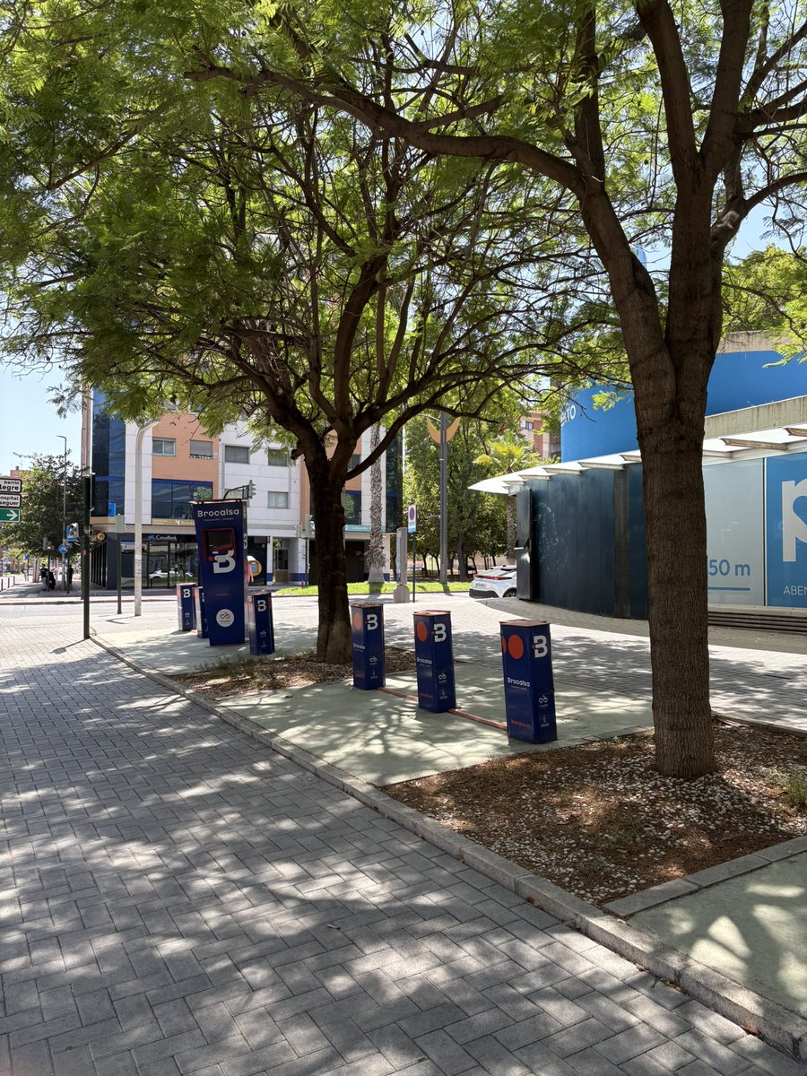 RegionMurcia45's tweet photo. Da igual por qué parte de la ciudad uno viva o pasee. Es inevitable no encontrarse con una o varias estaciones de “muybici”, abandonadas desde hace casi dos años a su suerte, ocupando espacio y deteriorándose ¿a qué esperan? @AytoMurcia @Rebepl https://t.co/YGUl6nziUh