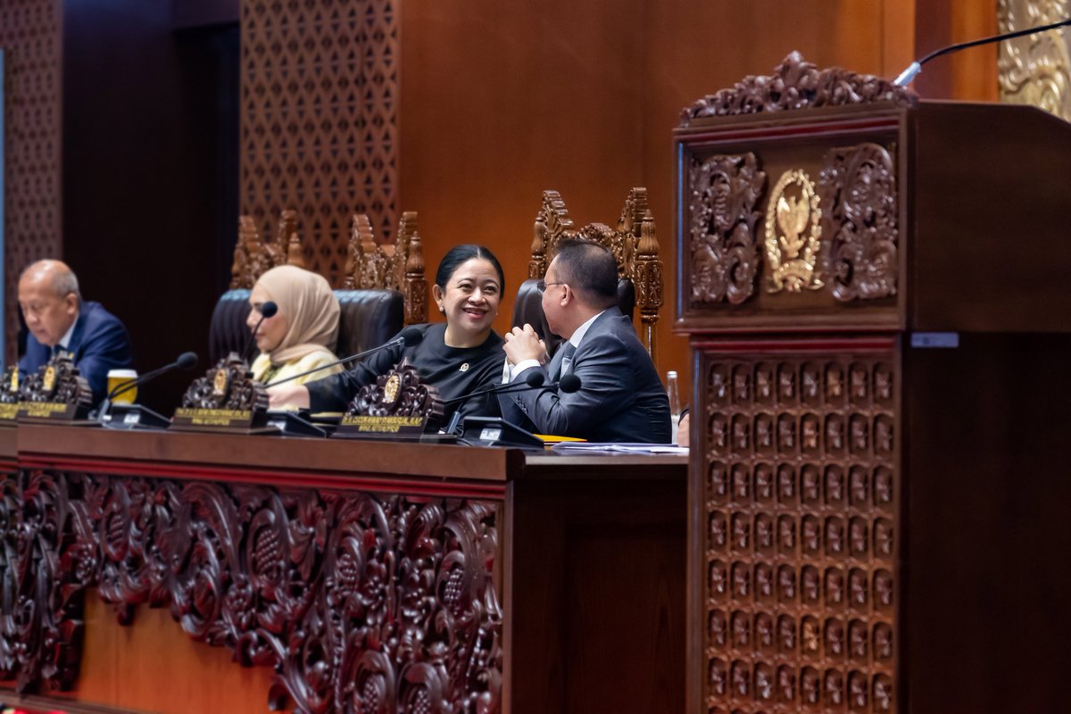 puanmaharani_ri's tweet photo. Memulai masa sidang, Rapat Paripurna DPR RI hari ini membahas sejumlah putusan dan tindak lanjut... 😊

Diawali dengan laporan hasil uji kelayakan Calon Hakim Agung dan Hakim Ad Hoc di MA; Pemandangan umum fraksi-fraksi atas RUU APBN Tahun 2027; dan dilanjutkan dengan penyampaian pendapat fraksi terhadap RUU Minyak dan Gas Bumi.

Agenda hari ini ditutup dengan penetapan keanggotaan fraksi pada AKD DPR RI 2026-2027.

#puanmaharani