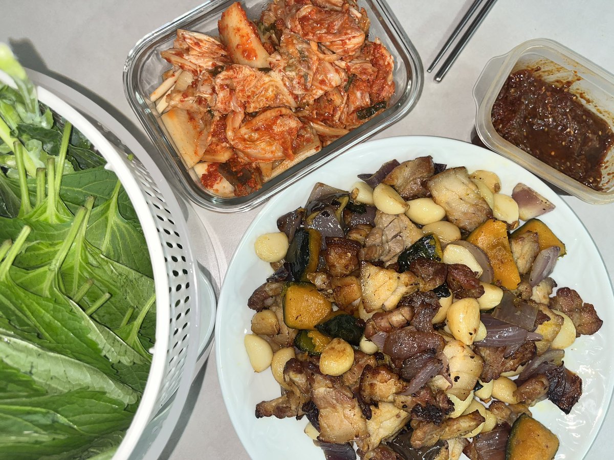 EatingLaw's tweet photo. 📍집밥

벌집삼겹살통마늘적양파단호박구이
깻잎쌈과 할무니김치랑 집쌈장 https://t.co/nlMMn5qKi6