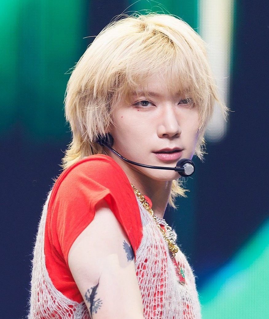 yourjeongcaron's tweet photo. แต่มาดามเตนล์เป็นคนที่สไตลิสท์ชอบจับแต่งตัวจริงๆนะ แบบรู้เลยว่าเค้าสนุกเพราะตอน baggy jeans ชีใช้ทีม glam ของ 127 อ่ะ เพราะอีก4คนเค้ายูเดียวกันหมด 😅 แล้วกรุอึ้งคิมวองชี่จัดชุดตำรวจเอวลอย ชุดส้มปาดแขน 1 ข้างงี้ ใส่ฌองปอลก็มี ชุดดำแขนกุด อีดอก เริ่ด มุงกล้ามจับแต่งกรุก็กล้าใส่ค่ะ มาก55555555555