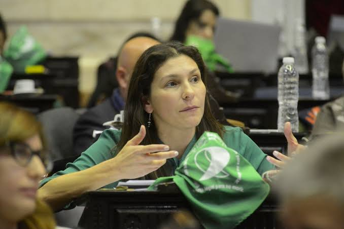 GusDeheza's tweet photo. ¿Estás a favor o en contra de derogar el límite a los intendentes? Sumate al debate

La discusión sobre la permanencia de la ley aprobada en 2016 durante la gestión de María Eugenia Vidal —que le puso un cerrojo a las reelecciones indefinidas de intendentes en la provincia de Buenos Aires— volvió a reavivar fuertes diferencias dentro del peronismo. 

De cara a los comicios de 2027, el escenario político suma fricciones internas sobre cómo tratar una normativa que condiciona el futuro político de más de 80 jefes comunales.En diálogo con Primer Plano, la diputada nacional Mónica Macha @MoniMacha   dejó en evidencia las posturas divididas que coexisten en el espacio oficialista. Por un lado, el sector alineado con el gobernador Axel Kicillof impulsa poner fin a la traba legal bajo el argumento de que limitar la voluntad popular resulta inconstitucional. 

En contraste, el massismo ratifica su posición histórica de mantener los límites al poder local, mientras que sectores del kirchnerismo buscan una alternativa intermedia que les permita moderar el impacto del debate.  La controversia escaló a partir del planteo de delegar la habilitación electoral en los Concejos Deliberantes locales, bajo la premisa de que los concejales son quienes mejor representan la voz directa de los vecinos.

 Sin embargo, la propuesta genera duros cuestionamientos en el arco político: si los deliberativos municipales son la representación comunal, ¿qué papel le cabe a la Legislatura bonaerense, cuya función constitucional es legislar para todo el pueblo provincial?La falta de consensos parlamentarios mantiene el debate trabado en los pasillos de La Plata. Con las elecciones de 2027 a la vista, las diferencias estratégicas dentro del peronismo prometen seguir sumando capítulos decisivos en la agenda bonaerense.
