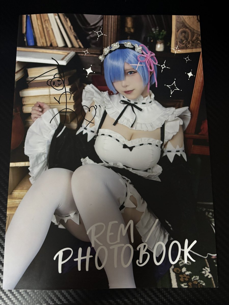 Noname_vsp's tweet photo. レムのみの写真集とっても可愛かったです！当日は会えて嬉しかったし、ファンサが素晴らしい👏👏
白や黒の衣装が好きなので、レム×すゆかさんは最強です！
これからも応援してます！
#すゆファン https://t.co/LTBruJ5k8i