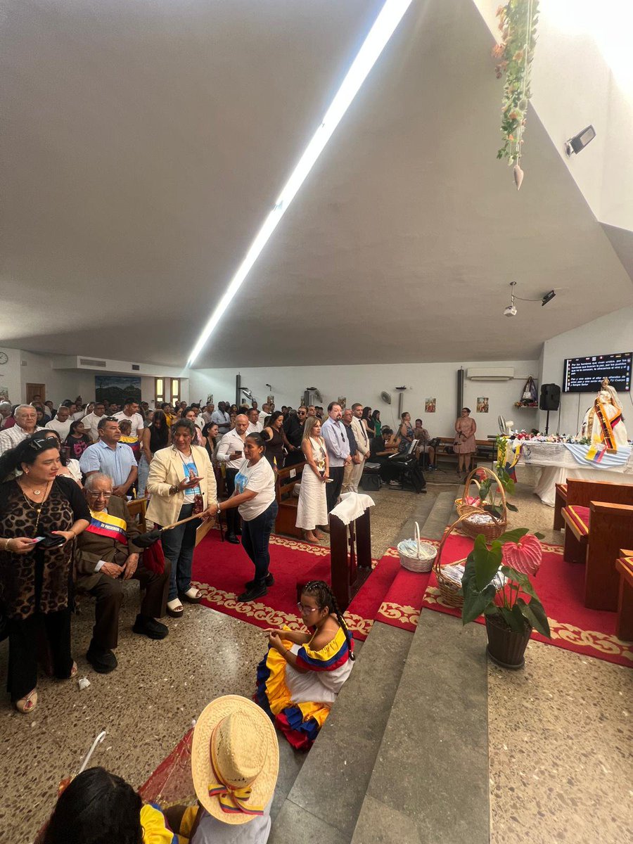 CECUbarcelona's tweet photo. 🙏🇪🇨 Terrassa vivió una emotiva jornada de fe y tradición en honor a la Virgen del Cisne. Cientos de ecuatorianos se reunieron para celebrar, compartir y mantener vivas nuestras raíces lejos de la patria.

#VirgenDelCisne #Terrassa #EcuadorEnCataluña https://t.co/fEQ61Q6vKh