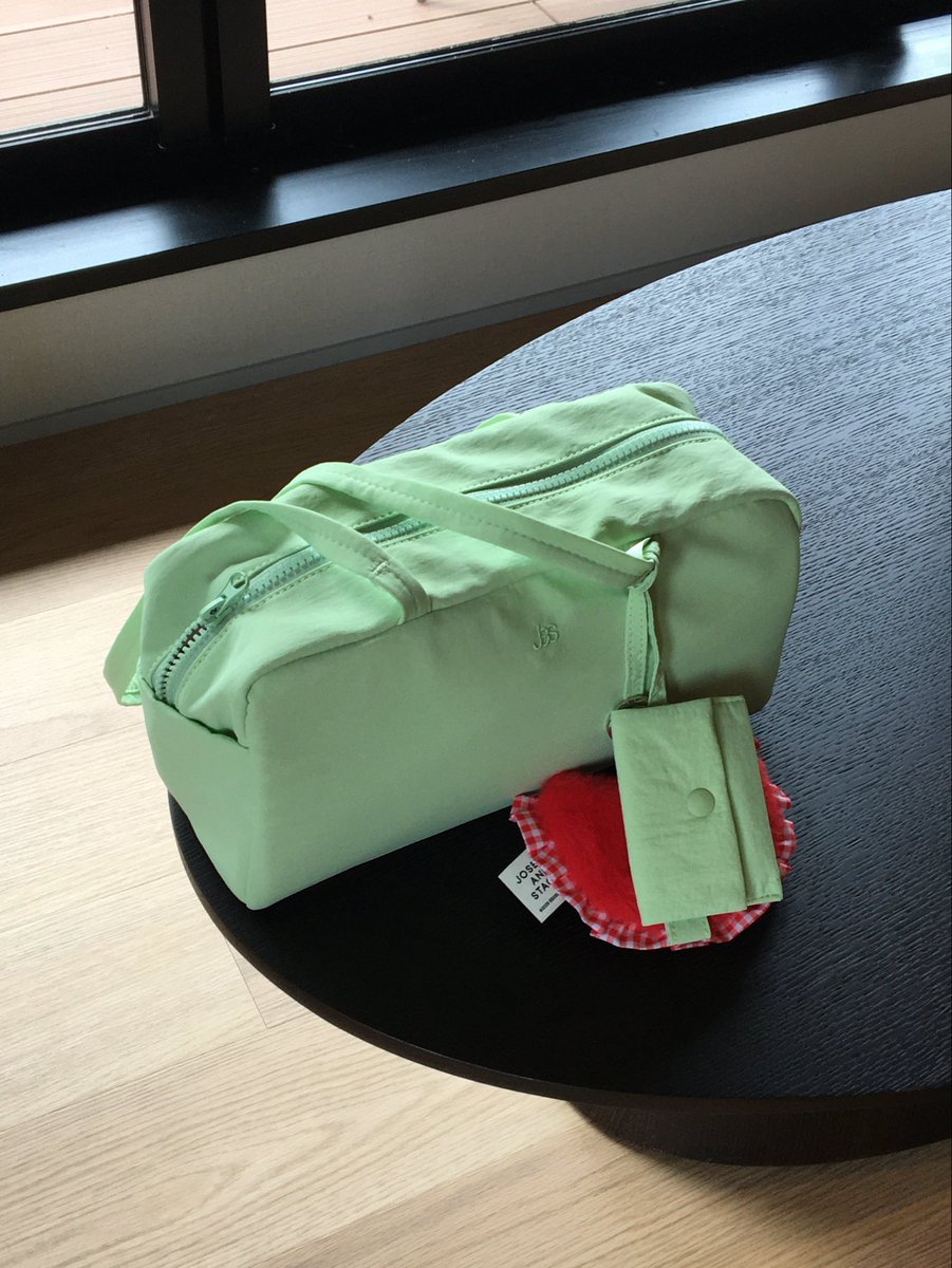 lily__bby's tweet photo. what's in my bag 👜 https://t.co/oIQVQf6ue6