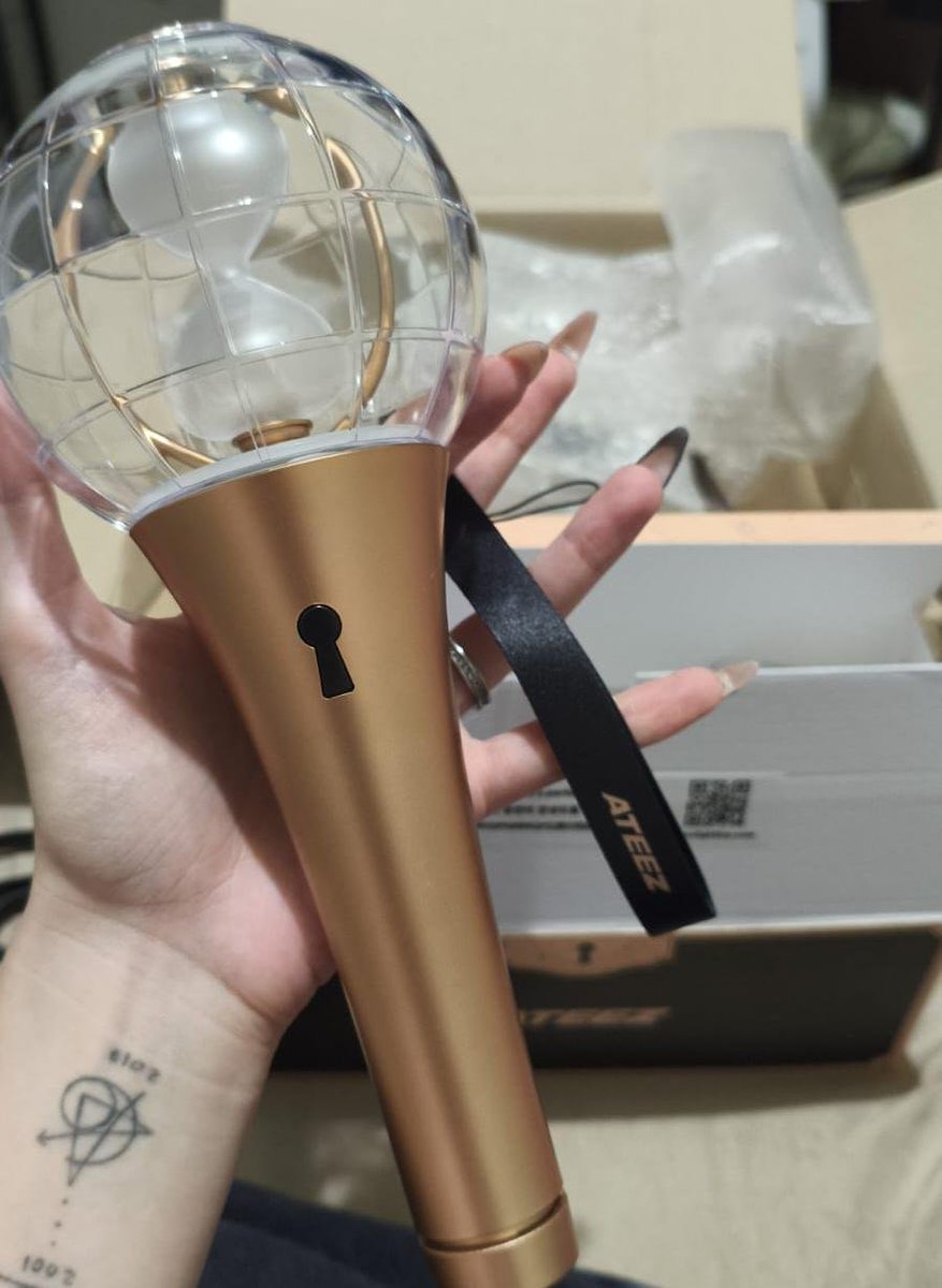 Wolfbiadrops's tweet photo. 🧭VENDA VENDO LIGHTSTICK ATEEZ LIGHTINY VERSÃO 2
‼️R$300
- Nova e com todas as inclusões 
- A caixa foi aberta apenas para testar 
- Envio com pilhas novas
- Envio pelo superfrete (a calcular) ou módico R$20
- Não reservo https://t.co/mHBthy1are