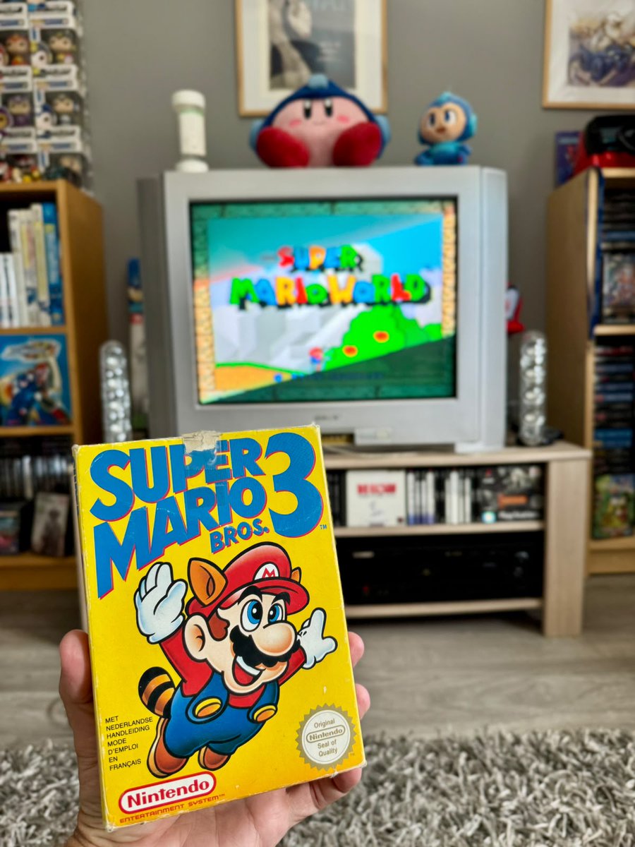 StephaneFicca's tweet photo. Quand on y repense… À la rentrée 1991. En Europe on s'extasiait sur Super Mario Bros 3 sur NES qui venait d'arriver en boutiques. 

Les joueurs japonais, eux, jouaient déjà à Super Mario World (sur Super Famicom/Super Nintendo donc)… DEPUIS QUASI UN AN !!! 😅 https://t.co/qdfQgluJ7C
