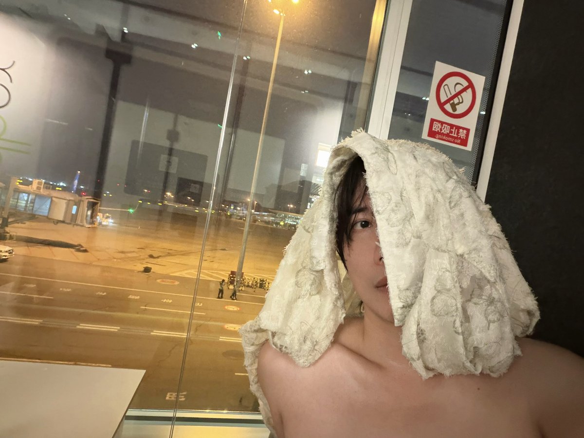 calvinyefeng's tweet photo. 机场也太热了 https://t.co/cQ8SgFtiwM