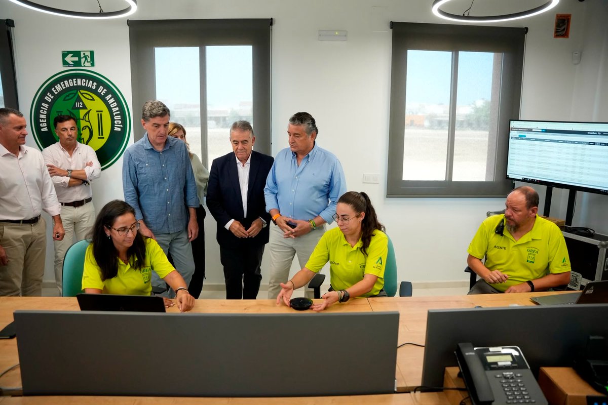 antoniosanz's tweet photo. Activamos el #PlanVenida2026. 
Desplegamos un amplio dispositivo de la @AndaluciaJunta para garantizar la seguridad, la atención sanitaria y la protección del entorno durante el traslado de la Virgen del Rocío a #Almonte. 
 🚑Asistencia sanitaria adaptada al recorrido 
🚒Máxima vigilancia contraincendios 
📡 Dispositivo de @E112Andalucia más tecnológico   
La seguridad empieza en cada persona: mucha precaución, planificación y atended siempre a los consejos del 1-1-2. 
¡La responsabilidad es compartida!