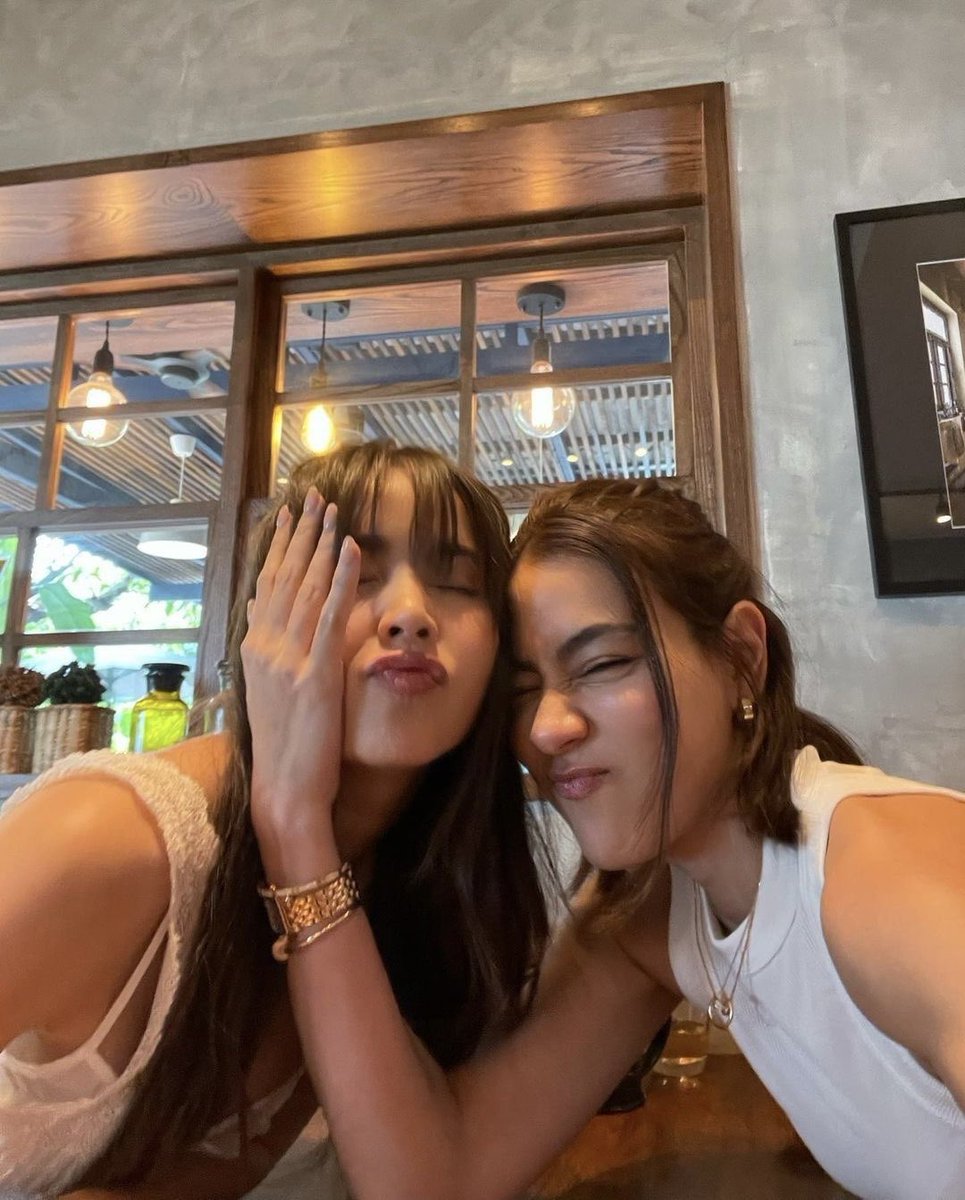 mirinst_'s tweet photo. อันนี้ก็น่าจะเหมือนญาญ่ากับคิมเบอร์ลี่ถ่ายรูป🫣🫪 https://t.co/NplAQ2r4WH