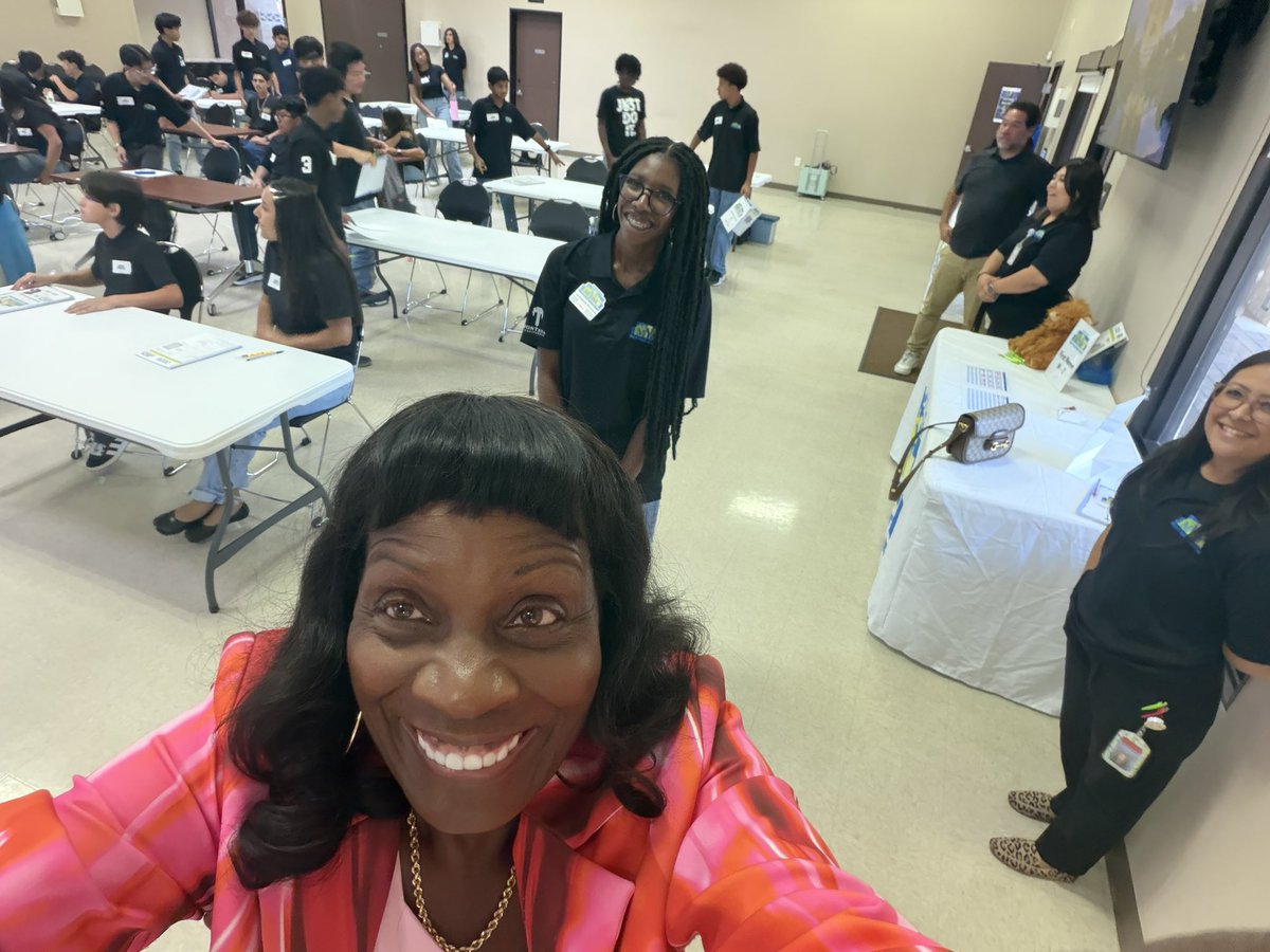 AcqieWarren's tweet photo. I really enjoyed spending time with and addressing the 2026–2027 Fontana Mayor’s Youth Advisory Council!
These talented young leaders are the future of our great community, and I’m excited to see their ideas, energy, and leadership.
#MayorWarren #CityOfFontana #Fontana MYAC https://t.co/I5E0rrAuIh