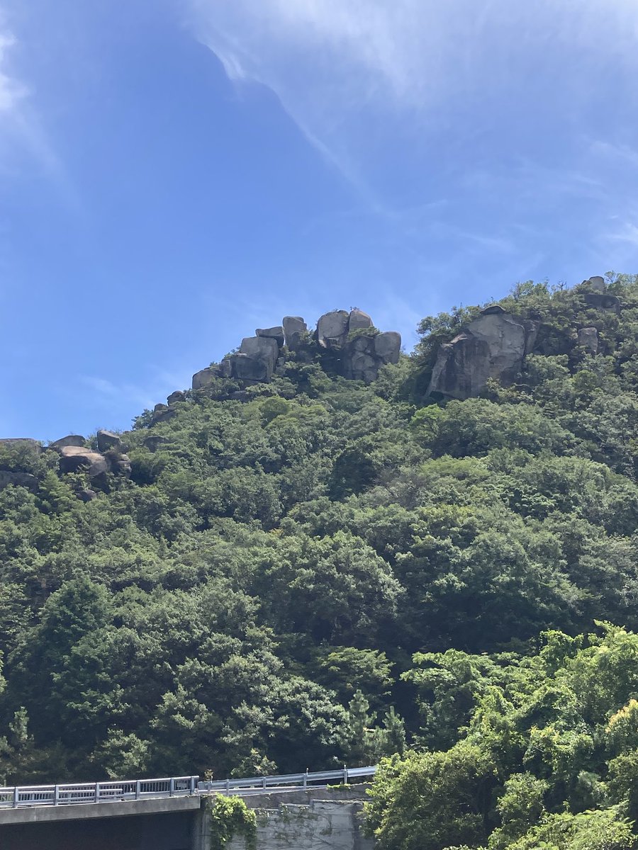BRAVA_yu's tweet photo. 寒霞渓の帰りは東の福田港側へダウンヒル
岩肌がカッコいい
ミャンマーのゴールデンロックを思わせるような岩が天空にちょいちょい鎮座してる

#小豆島
#ロードバイク女子
#一人旅 https://t.co/DK8rKcB2EG