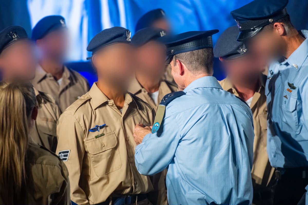 IAFsite's tweet photo. הם זן נדיר! 
לאחר הכשרה של שנה ושמונה חודשים, 32 לוחמי שלדג חדשים סיימו את המסלול המ��תגר וקיבלו את הסיכה על הר המצדה. https://t.co/LsE75g8rAo