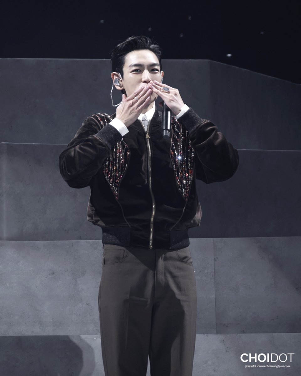 choidot's tweet photo. 𝗛𝗮𝗽𝗽𝘆 𝟮𝟬𝘁𝗵 𝗗𝗲𝗯𝘂𝘁 𝗔𝗻𝗻𝗶𝘃𝗲𝗿𝘀𝗮𝗿𝘆, 𝗧.𝗢.𝗣! 🥂

올해 20주년은 단순히 그동안의 시간을 추억하는 기념일이 아니라- T.O.P으로서 새로운 음악과 무대, 그리고 새로운 투어를 시작하며 함께 맞이하는 20주년이라 더욱 특별하고 행복한 것 같아요.  

지나온 시간보다 앞으로 T.O.P 와 TOPSX가 함께 만들어갈 새로운 시간과 추억들이 더 기대되는 우리의 20주년. ✨

데뷔 20주년 정말 축하해, 승현아. ❤️ 

#20YEARSWITHTOP #T_O_P #최승현