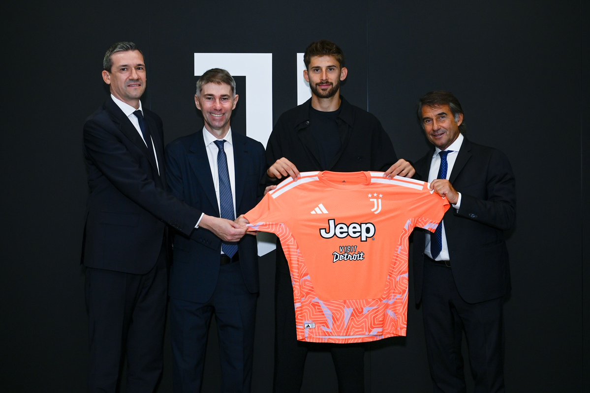 juventusfc's tweet photo. ✍️📸 https://t.co/soEm6qP1Yd