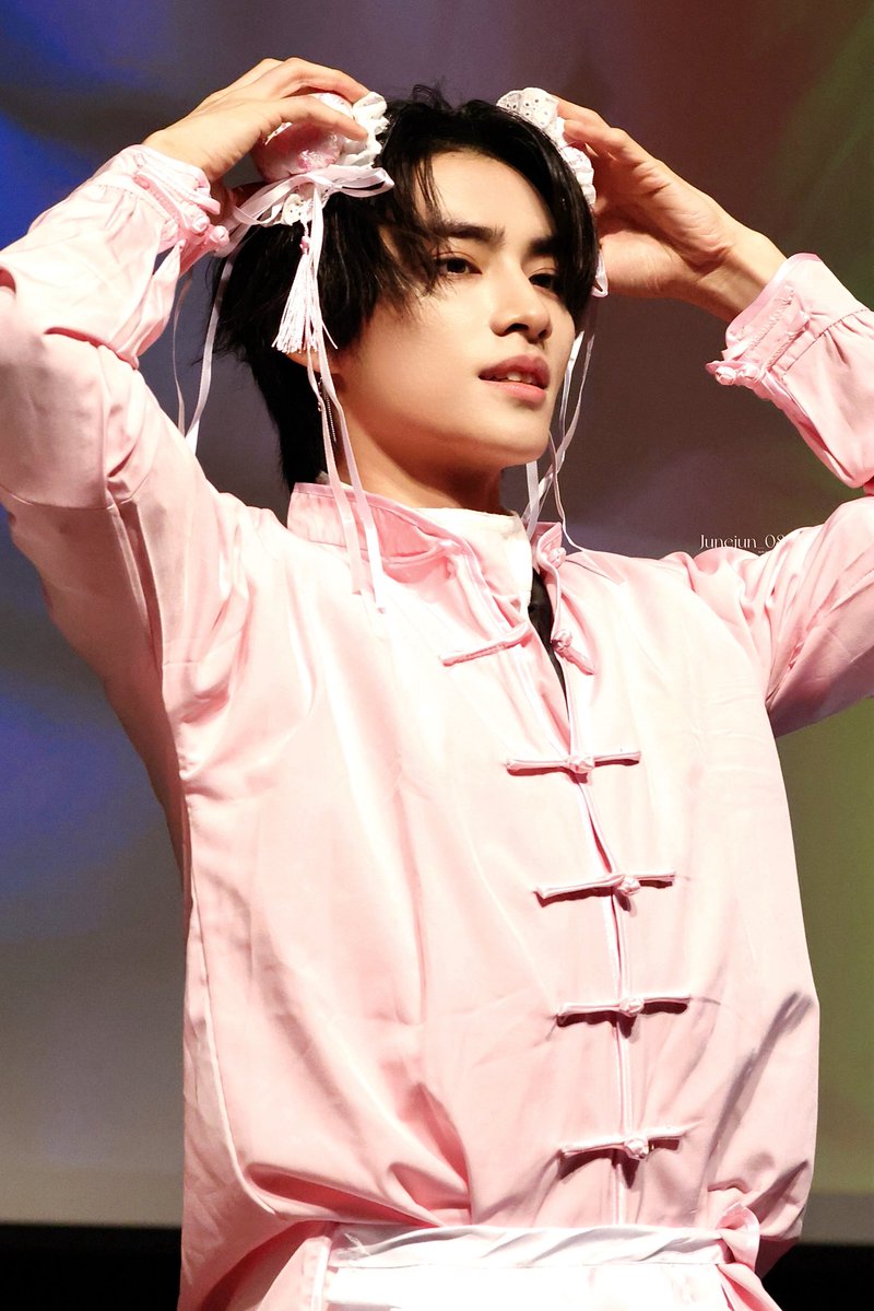 Junejun_08's tweet photo. 260815 am fansign
中華娘💓

#XIAOJUN #肖俊 #샤오쥔 #シャオジュン
#WayV #威神V #웨이션브이 https://t.co/pcYOUr7yHm