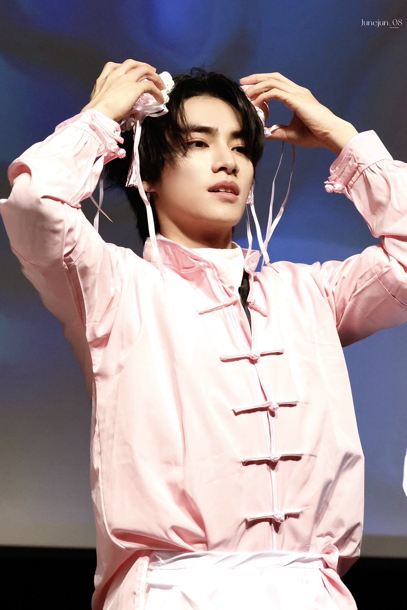 Junejun_08's tweet photo. 260815 am fansign
中華娘💓

#XIAOJUN #肖俊 #샤오쥔 #シャオジュン
#WayV #威神V #웨이션브이 https://t.co/pcYOUr7yHm