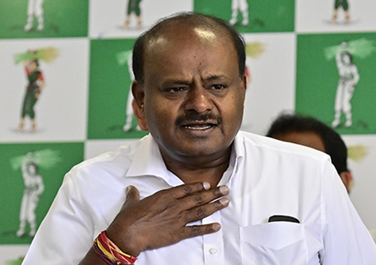 Indian_Analyzer's tweet photo. Some ministers in the Modi government are quietly delivering, away from the limelight.
> One of them is HD Kumaraswamy.

HMT Watches recorded sales of more than ₹35 lakh in a single day on Independence Day. 

Special-edition watches sold out. Queues stretched over 2 km in Bengaluru.

There was a time when owning an HMT watch was a matter of pride. 

The effort now is to bring that glory back❤️

An iconic Indian brand being revived. Not with noise. With work.