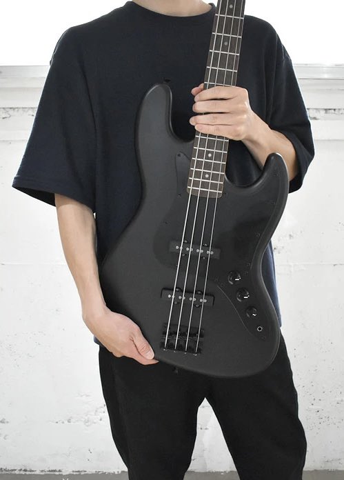 A715iii's tweet photo. ちゃんと上手く弾けるようになってもし買い換える時が来たらこういうマットブラックが欲しいな
 #ベース
 #ベース初心者 https://t.co/rMrdCM8I45
