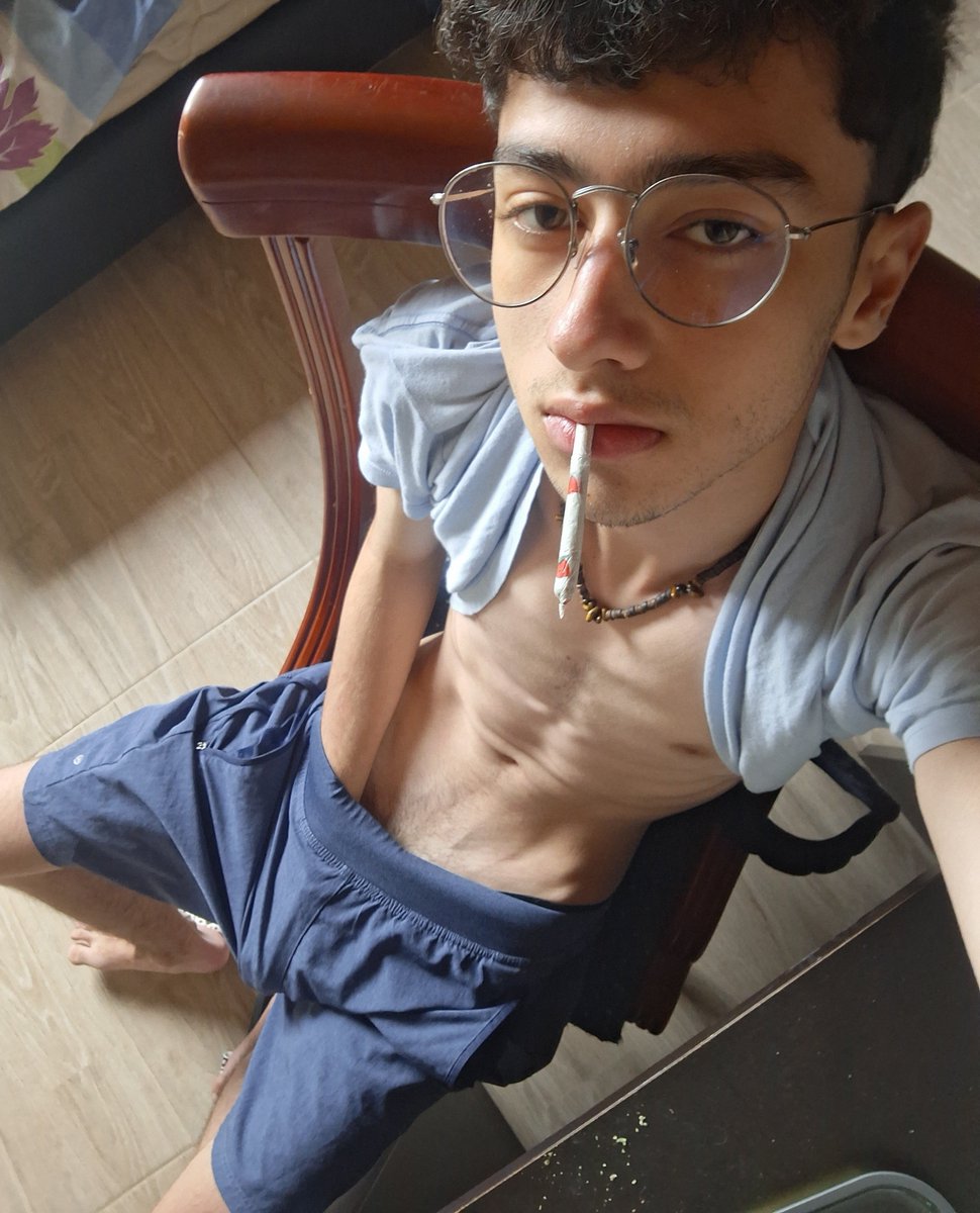 jacobvelvetx11's tweet photo. empezando el día como debe de ser #high #café #morning https://t.co/Irmtwf2AYY