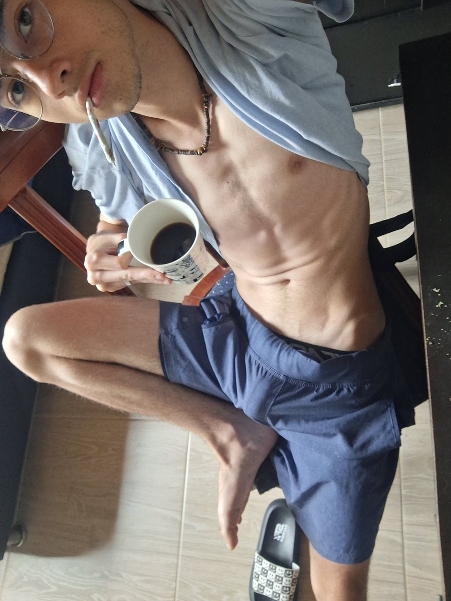 jacobvelvetx11's tweet photo. empezando el día como debe de ser #high #café #morning https://t.co/Irmtwf2AYY