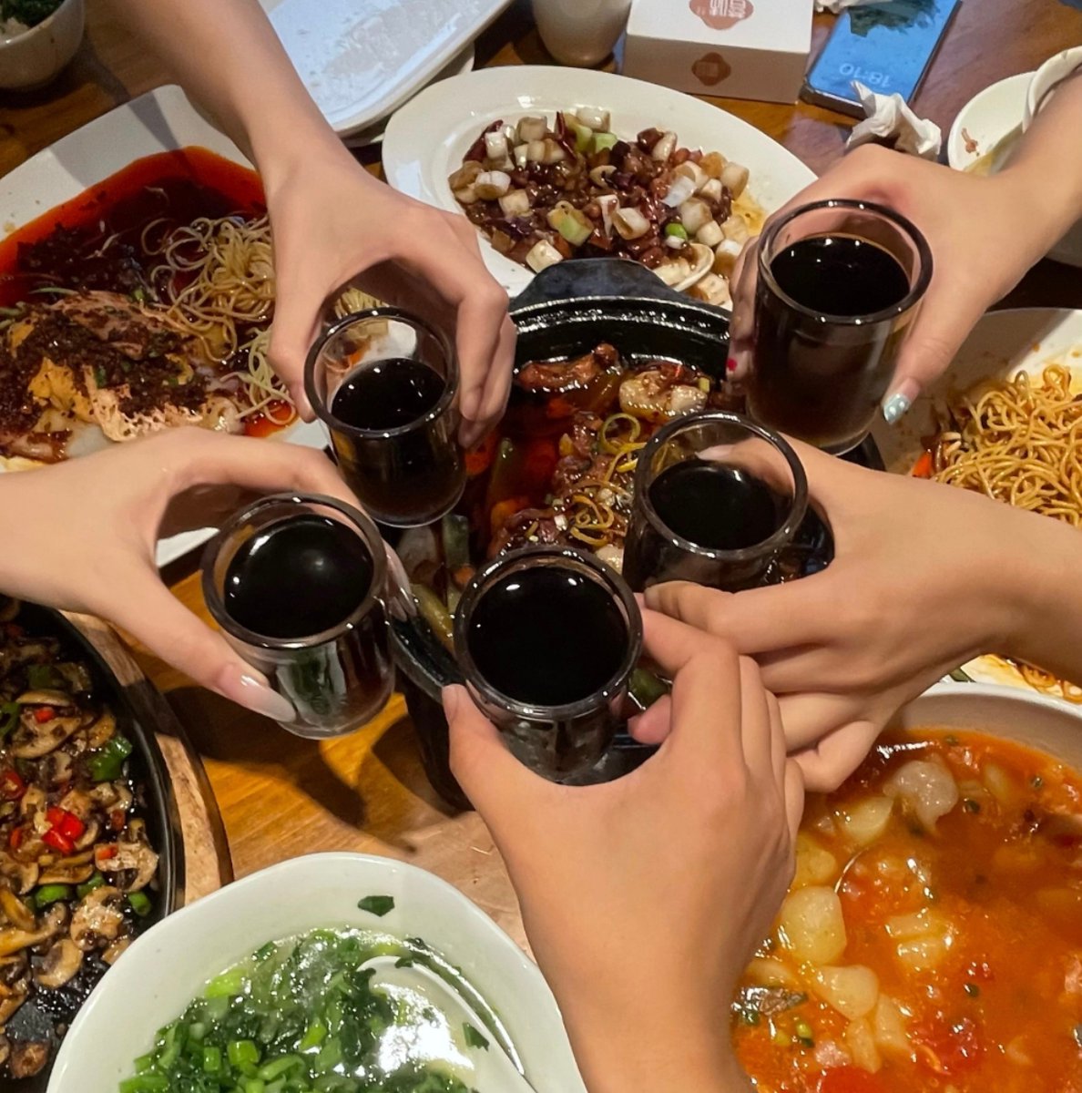HammadAmine's tweet photo. Nothing beats the laughter, inside jokes and messy takeout nights with your oldest friends  Good to have you all under the same roof again!， https://t.co/baAFqLeIQz