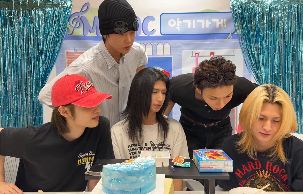 FS13400's tweet photo. When I said I missed a 6 member live, I didn’t mean this, Seeing them together made me happy, but at the same time not seeing Gunil there with them crushes my heart. Pretending that everything's the same as b4 when it’s not is really hurting me #XDINARYHEROESIS6 #JUSTICEFORGUNIL https://t.co/leJNpu1Nm4