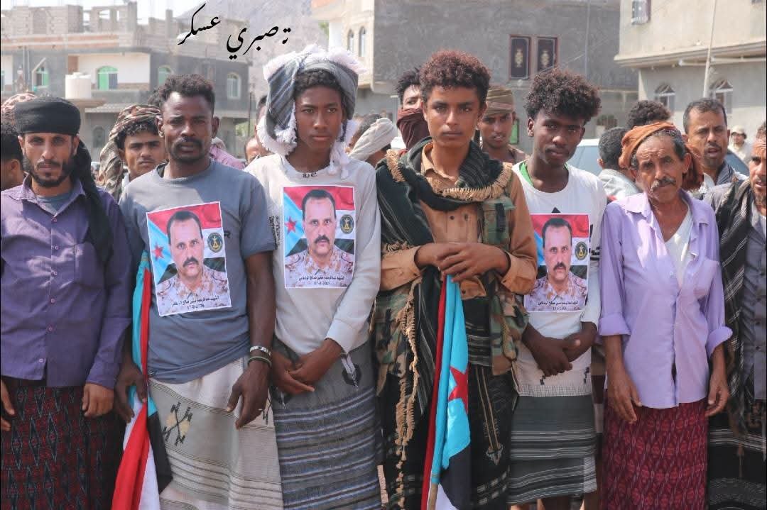 abdullah89nas's tweet photo. بحضور الأمين العام للمجلس الانتقالي وضاح الحالمي، شيعت ردفان الشهيد عبدالرحيم صالح مثنى في موكب جنائزي مهيب، بعد استشهاده متأثرا بإصابته جراء قصف طيران العدوان السعودي على القوات المسلحة الجنوبية في حضرموت. 
رحم الله الشهيد وأسكنه فسيح جناته.
#جريمه_دوله_الوصايه_السعوديه https://t.co/Y5i48DdbxT
