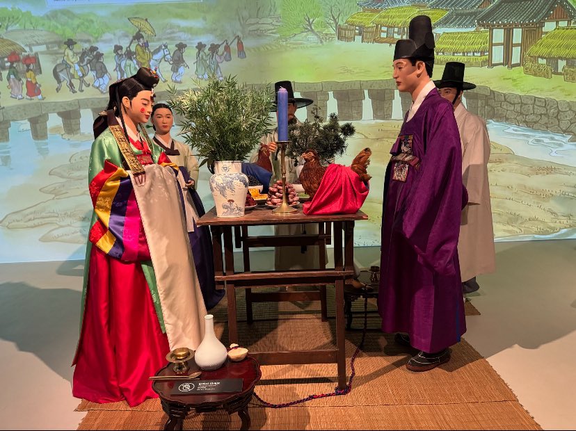 anna__cordelia's tweet photo. Visiting the National Folk Museum of Korea 😊 https://t.co/xeLzEc59n0
