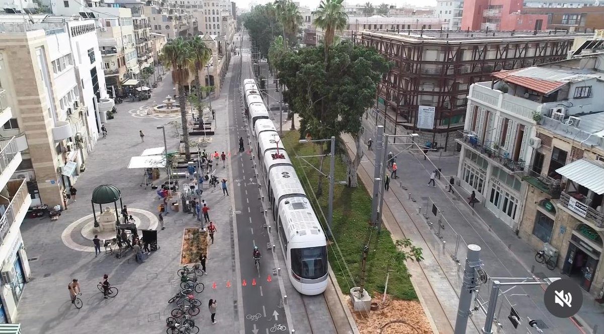 allonsigler's tweet photo. 1. היום לפני 3 שנים הקו האדום יצא לנסיעה הראשונה מפתח תקווה לבת ים🥳 
מאז, עלו על הקו יותר מ-70 מליון נוסעים (השיא 150,000 ביום אחד בחודש יוני האחרון).
שרשור קצר על קו הרקל שבזכותו ההתניידות בגוש דן השתפרה משמעותית וגרמה לאלפים לעבור לשימוש תדיר בתחבורה ציבורית. -> https://t.co/zzmXa2DrTr